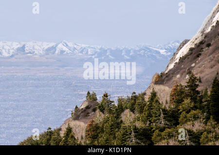 Una ripida scogliera di montagna nel campo burro Canyon dello Utah guardando giù in Salt Lake City nella valle. Foto Stock