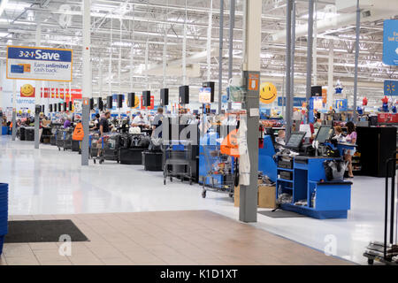 Una lunga fila di persone fuori controllo a Walmart a registri. Foto Stock