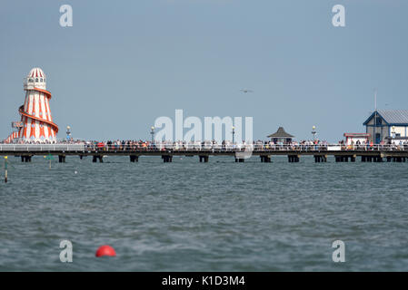 Molo di Clacton a Clacton on Sea, Essex, pieno di gente per lo spettacolo aereo della città Foto Stock