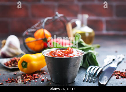 Con salsa di peperoncino e aroma di spezie Foto Stock