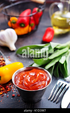 Con salsa di peperoncino e aroma di spezie Foto Stock