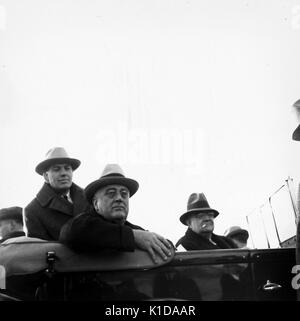 Il presidente Franklin Roosevelt, il dottor Rexford Tugwell, e un uomo maturo, tutto in macchina, con i cappelli, di fronte alla macchina fotografica, Greenbelt, Maryland, 1936. Dalla Biblioteca pubblica di New York. Foto Stock