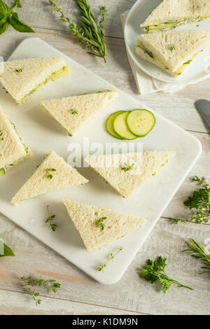 In casa del tè di cetriolo panini con burro alle erbe aromatiche Foto Stock