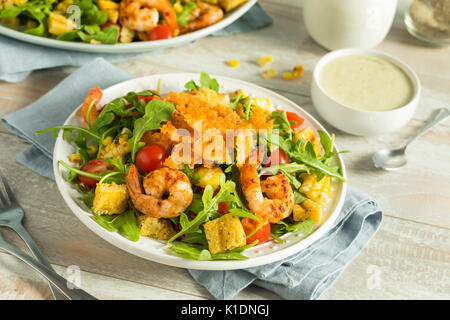 In casa la rucola e gamberetti Insalata di polenta wit Herby medicazione Foto Stock