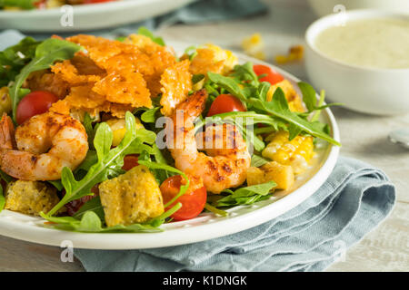 In casa la rucola e gamberetti Insalata di polenta wit Herby medicazione Foto Stock