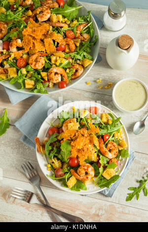 In casa la rucola e gamberetti Insalata di polenta wit Herby medicazione Foto Stock