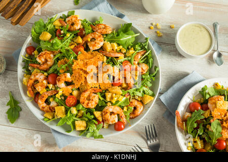 In casa la rucola e gamberetti Insalata di polenta wit Herby medicazione Foto Stock