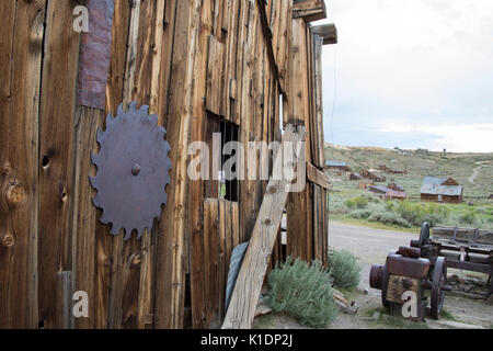 Lama per sega a esterno del mulino e carpenter shop in Bodie State Historic Park. Foto Stock