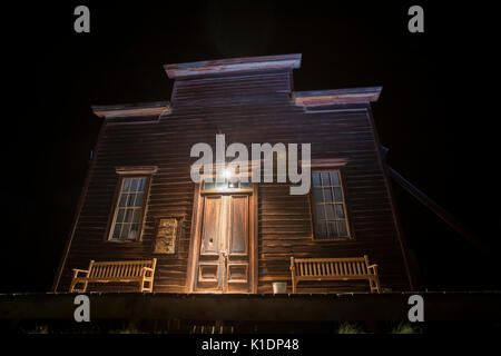 I minatori Unione Hall illuminata di notte in Bodie State Historic Park. Foto Stock