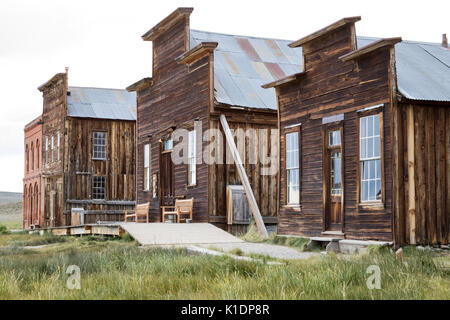 Parte anteriore del Dechambeau Hotel, I.O.O.F.Hall e minatori Unione Hall con museo in Bodie State Historic Park. Foto Stock