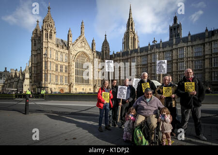 "Ax camera da letto tassa". Anti-camera da letto manifestanti fiscale dimostrare in Palazzo Vecchio Cantiere di fronte Westminster's gli edifici del Parlamento europeo a Londra, Regno Unito. Foto Stock