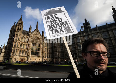 "Ax camera da letto tassa". Anti-camera da letto manifestanti fiscale dimostrare in Palazzo Vecchio Cantiere di fronte Westminster's gli edifici del Parlamento europeo a Londra, Regno Unito. Foto Stock