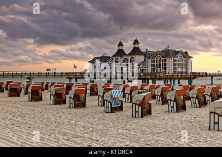 Pier sulla spiaggia, Seebad Sellin, Rügen, Meclenburgo-Pomerania Occidentale, Germania Foto Stock