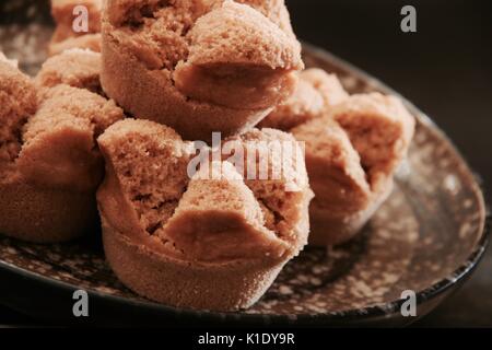 Kue mangkok, il cotto a vapore indonesiano tortine di farina di riso, latte di cocco e zucchero di Palm Foto Stock