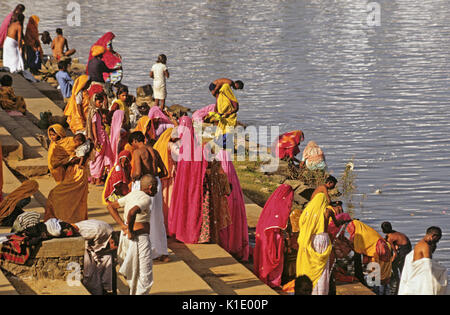 Pellegrini la balneazione nel lago sacro durante il mese indù di Kartika, Pushkar, Rajasthan, India Foto Stock