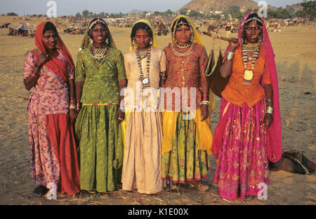 Rajasthani donne in abito di festival, Pushkar Camel & Fiera del Bestiame, Pushkar, Rajasthan, India Foto Stock