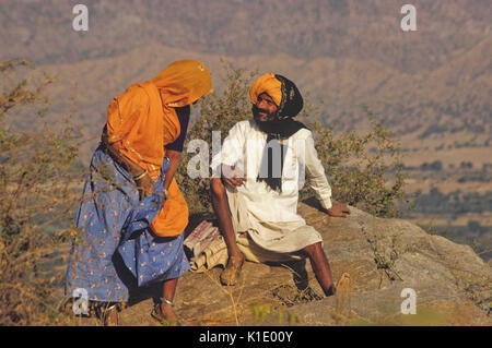 Rajasthani giovane godendo di un momento di quiete a Pushkar Camel & Fiera del Bestiame, Rajasthan, India Foto Stock