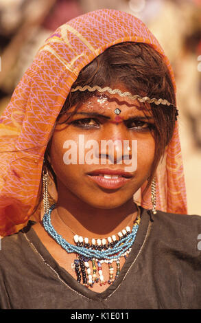 Ragazza di Rajasthani a Pushkar Camel & Fiera del Bestiame, Rajasthan, India Foto Stock