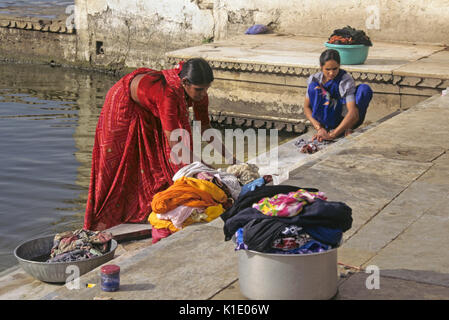 Le donne a lavare i panni a Gangauer Ghat Udaipur, Rajasthan, India Foto Stock