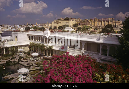 Lake Palace Hotel con City Palace (SHIV NIWAS) in background, Udaipur, Rajasthan, India Foto Stock