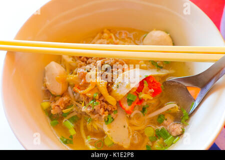 Ciotola di tagliatelle,thai cinese stile alimentare,selezionare la messa a fuoco Foto Stock