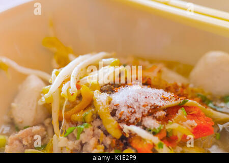 Ciotola di tagliatelle,thai cinese stile alimentare,selezionare la messa a fuoco Foto Stock