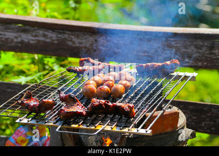 Nord est o isan in stile thailandese grigliate di carne sul bruciatore.torrefatto Foto Stock