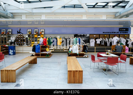 Store vendita di calcio/calcetto merchandise all'interno del museo di Pele (Museu Pelé) nel Santos, Brasile nel Santos, Brasile Foto Stock