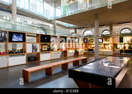 Piano terra visualizza della Pele Museum (Museu Pelé), dedicato al brasiliano della leggenda del calcio Edson Arantes do Nascimento, SANTOS, Brasile. Foto Stock