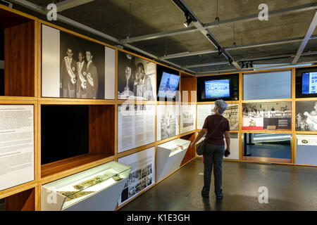Visitatori, mostre al piano terra del Museo Pele (Museu Pelé), dedicato alla leggenda del calcio brasiliano Edson Arantes do Nascimento, Santos, Brasile. Foto Stock