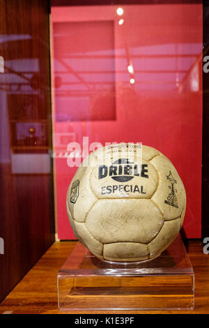 Pallone da calcio con cui Pele (Edson Arantes do Nascimento) ha segnato il suo millesimo gol in mostra presso il Museo di Pelé nel Santos, Brasile. Foto Stock