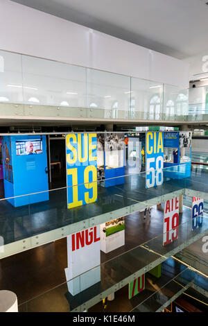 Vista dal terzo piano del museo di Pele (Museu Pelé), dedicato al brasiliano della leggenda del calcio Edson Arantes do Nascimento, SANTOS, Brasile. Foto Stock