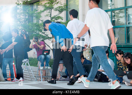 Seoul, Corea del Sud. 25 Ago, 2017. Park Yu-chun (JYJ), Agosto 25, 2017 : K-pop cantante e attore Park Yu-chun, membro di boy band JYJ passeggiate a parlare davanti ai media e ventole a Gangnam Ward Office a Seul, in Corea del Sud come egli viene scaricato dai suoi due-anno obbligatorio il servizio militare. Yu-chun ha lavorato per l'ufficio del reparto di Seul come alternativa al dovere militare. Yu-chun è stato coinvolto in uno scandalo in giugno, 2016 mentre nel mezzo del suo dovere militare come quattro diverse donne che lavoravano al bar, presentato denunce contro di lui, asserendo che egli li violentate. Yu-chun è stato successivamente cancellato Foto Stock