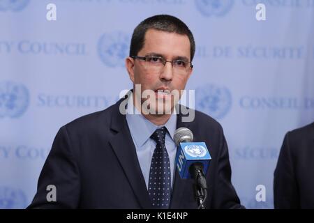 Nazioni Unite, New York, Stati Uniti d'America, 25 agosto 2017 - Jorge Arreaza, Ministro per gli Affari esteri della Repubblica Bolivariana del Venezuela parla ai giornalisti di oggi presso la sede delle Nazioni Unite a New York City. Foto: Luiz Rampelotto/EuropaNewswire | Utilizzo di tutto il mondo Foto Stock