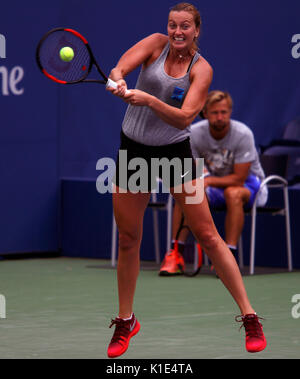 New York, Stati Uniti. 25 Ago, 2017. US Open Tennis: New York, 25 Agosto, 2017 - Petra KVITOVA della Repubblica ceca a fare pratica al National Tennis Center in Flushing Meadows di New York in preparazione per gli US Open che inizia di lunedì prossimo, 28 agosto Credito: Adam Stoltman/Alamy Live News Foto Stock