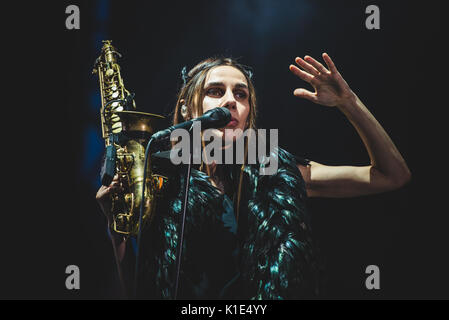 Torino, Italia. 25 Ago, 2017: PJ Harvey performance dal vivo sul palco del Festival di oggi a Torino Credito: Alessandro Bosio/Alamy Live News Foto Stock