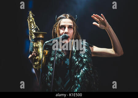 Torino, Italia. 25 Ago, 2017: PJ Harvey performance dal vivo sul palco del Festival di oggi a Torino Credito: Alessandro Bosio/Alamy Live News Foto Stock