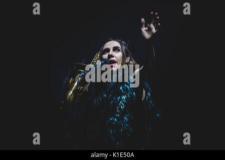 Torino, Italia. 25 Ago, 2017: PJ Harvey performance dal vivo sul palco del Festival di oggi a Torino Credito: Alessandro Bosio/Alamy Live News Foto Stock