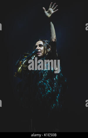 Torino, Italia. 25 Ago, 2017: PJ Harvey performance dal vivo sul palco del Festival di oggi a Torino Credito: Alessandro Bosio/Alamy Live News Foto Stock