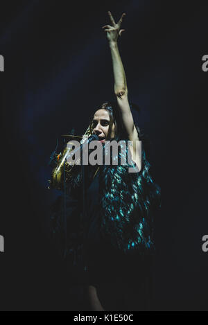 Torino, Italia. 25 Ago, 2017: PJ Harvey performance dal vivo sul palco del Festival di oggi a Torino Credito: Alessandro Bosio/Alamy Live News Foto Stock