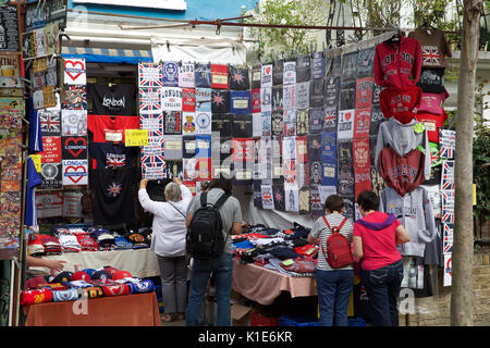 Portobello Road Londra, UK, 26 agosto 2017,blu del cielo sopra il famoso Mercato di Portobello a Londra©Keith Larby/Alamy Live News Foto Stock