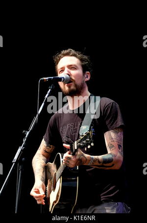 Clarence Esplanade, Southsea, Hampshire, Regno Unito 26 agosto 2017. Festival vittorioso Giorno 2 - Frank Turner in esecuzione al Festival di Vittoriosa, Southsea, Portsmouth, Hampshire 26 Agosto, 2017, UK Credit: Dawn Fletcher-Park/Alamy Live News Foto Stock