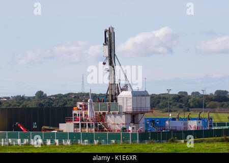 Plumpton, Regno Unito. 26th agosto, 2017. Carro di perforazione Caudrilla e carosello modulare in via di completamento presso lo stabilimento sperimentale Shale gas di Westby-with-Plumptons nella Fylde. I dimostranti anti anti-fracking sono stati determinati a ritardare l'arrivo del carro di perforazione principale nel sito di scisto di Cuadrilla e hanno mantenuto il monitoraggio del sito entro 24 ore. Più di 4.000 persone hanno firmato una petizione chiedendo l’applicazione delle condizioni di pianificazione nel sito di gas di scisto Preston New Road di Cuadrilla, nel Lancashire. Progetti di trivellazione a gas naturale Westby-with-Plumptons, nel Fylde, Lancashire, Regno Unito Foto Stock