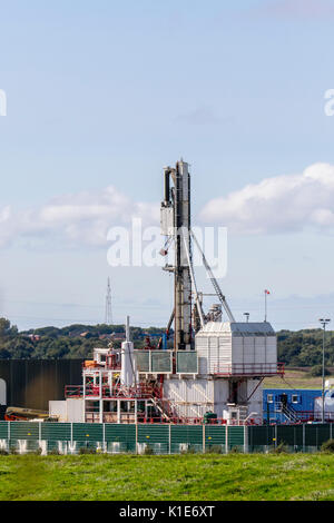 Plumpton, UK. 26 Agosto, 2017. Foratura Caudrilla fracking rig & giostra modulare in fase di completamento al gas di scisto sito sperimentale in Westby-con-Plumptons nel Fylde. Anti-fracking manifestanti sono stati determinati per ritardare l'arrivo del principale impianto di perforazione a Cuadrilla scisti del sito di gas e hanno mantenuto la 24 ore di monitoraggio del sito. Più di 4 mila persone hanno firmato una petizione per chiedere l'esecuzione delle condizioni di pianificazione in corrispondenza della Cuadrilla Preston New Road scisto sito di gas in Lancashire. Gas naturale i progetti di perforazione REGNO UNITO Foto Stock