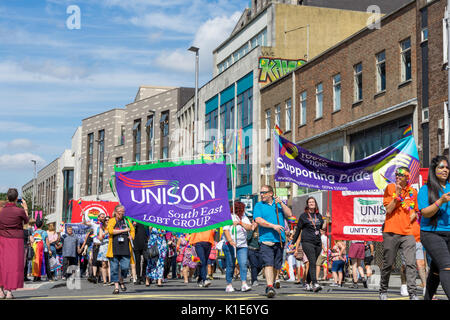 Southampton, Regno Unito. Il 26 agosto 2017. Le persone che assumono per le strade di Southampton a partecipare a una coloratissima sfilata presso l annuale Southampton Pride Festival 2017. Questo è il secondo anno del festival si svolge. Foto Stock