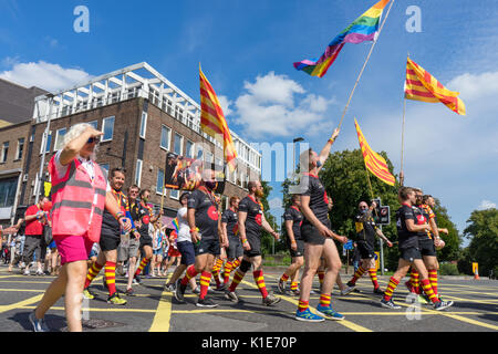 Southampton, Regno Unito. Il 26 agosto 2017. Le persone che assumono per le strade di Southampton a partecipare a una coloratissima sfilata presso l annuale Southampton Pride Festival 2017. Questo è il secondo anno del festival si svolge. Foto Stock