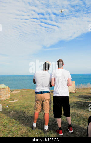 Portland Bill, Dorset, Regno Unito . 26 Agosto 2017 - due ragazzi di Londra godetevi le riprese con i loro drone a Southwell, isola di Portland Credit: stuart fretwell/Alamy Live News Foto Stock