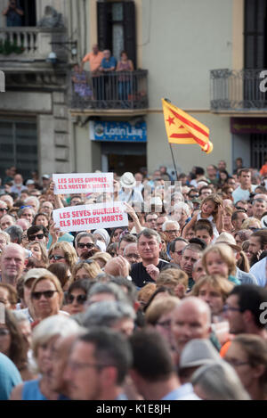 Ripoll, Spagna. 26 Ago, 2017. Dimostrazione di pace in Ripoll contro il terrorismo dopo gli attentati di Barcellona e a Cambrils, 26 agosto 2017 (Ripoll, Girona, Catalogna) Credito: dani codina/Alamy Live News Foto Stock