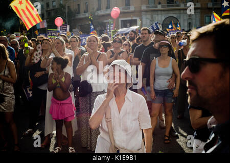 Barcellona, Spagna. 26 Ago, 2017. A Barcellona la gente prende parte ad un marzo contro gli attacchi terroristici. Mezzo milione di persone hanno dimostrato attraverso strade sotto lo slogan Non abbiamo paura dopo che un attacco terroristico in Las Ramblas di Barcellona e nel villaggio di Cambrils ucciso 15 persone la settimana scorsa. Credito: Jordi Boixareu/Alamy Live News Foto Stock