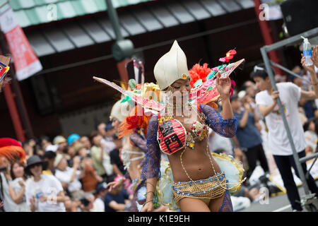 Tokyo, Giappone. 26 Agosto, 2017. La trentaseiesima Asakusa Samba festival per le strade di Tokyo con artisti provenienti da squadre sportive locali le aziende locali e club locali divertenti le grandi folle che fiancheggiano le strade. Credito: Steven roe/Alamy Live News Foto Stock